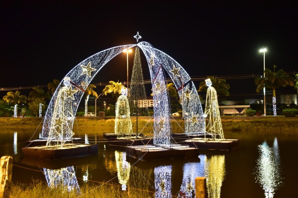 Nesta quinta-feira (1), ocorreu o acendimento das luzes do Natal