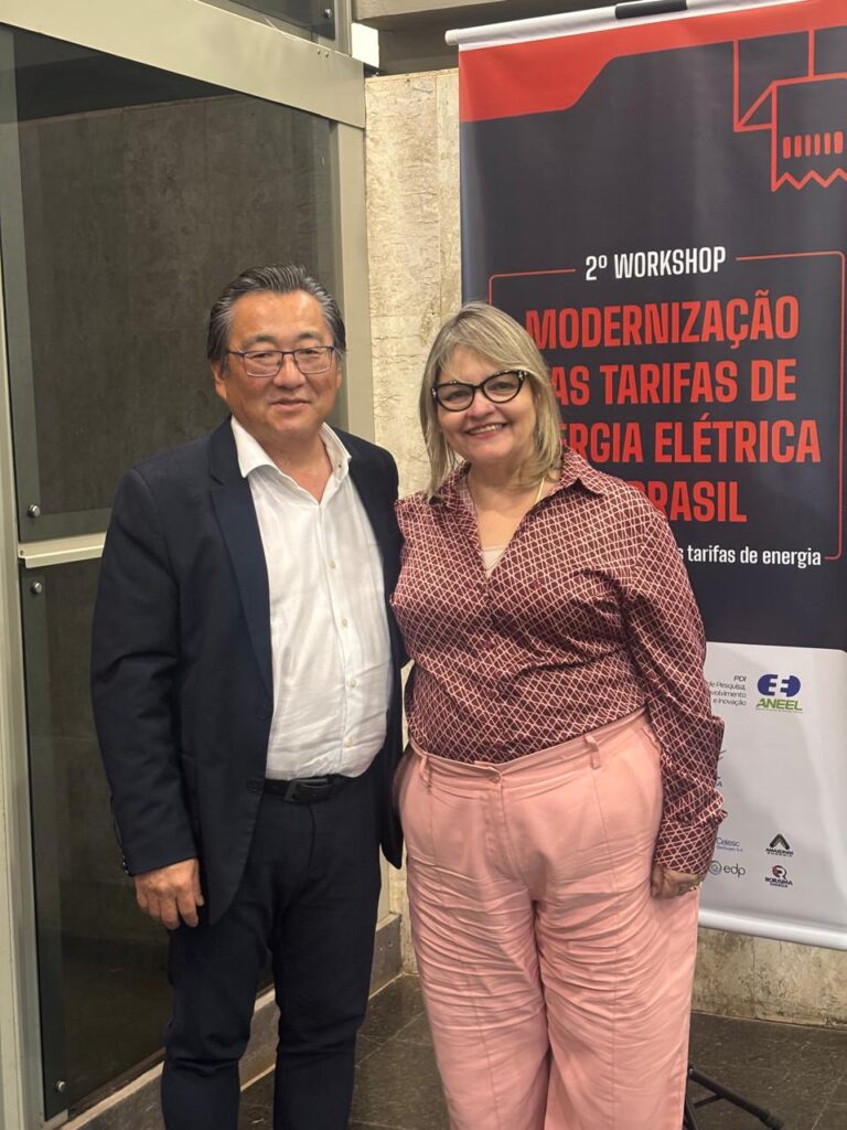 O presidente do CONCESE, Celso Hiroshi Hayasi, ao lado de Rosimeire Costa, presidente do CONACEN, durante o workshop de modernização tarifária promovido pela ANEEL.