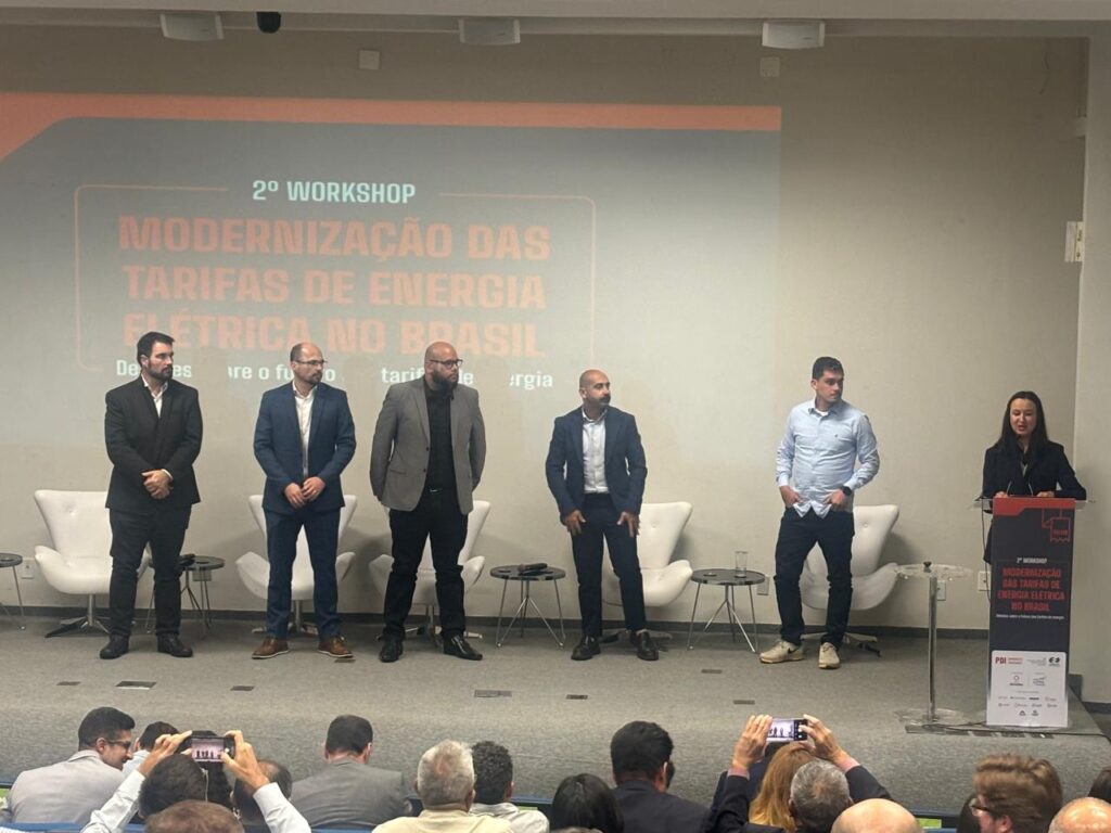 O presidente do CONCESE, Celso Hiroshi Hayasi, ao lado de Rosimeire Costa, presidente do CONACEM, durante o workshop de modernização tarifária promovido pela ANEEL.